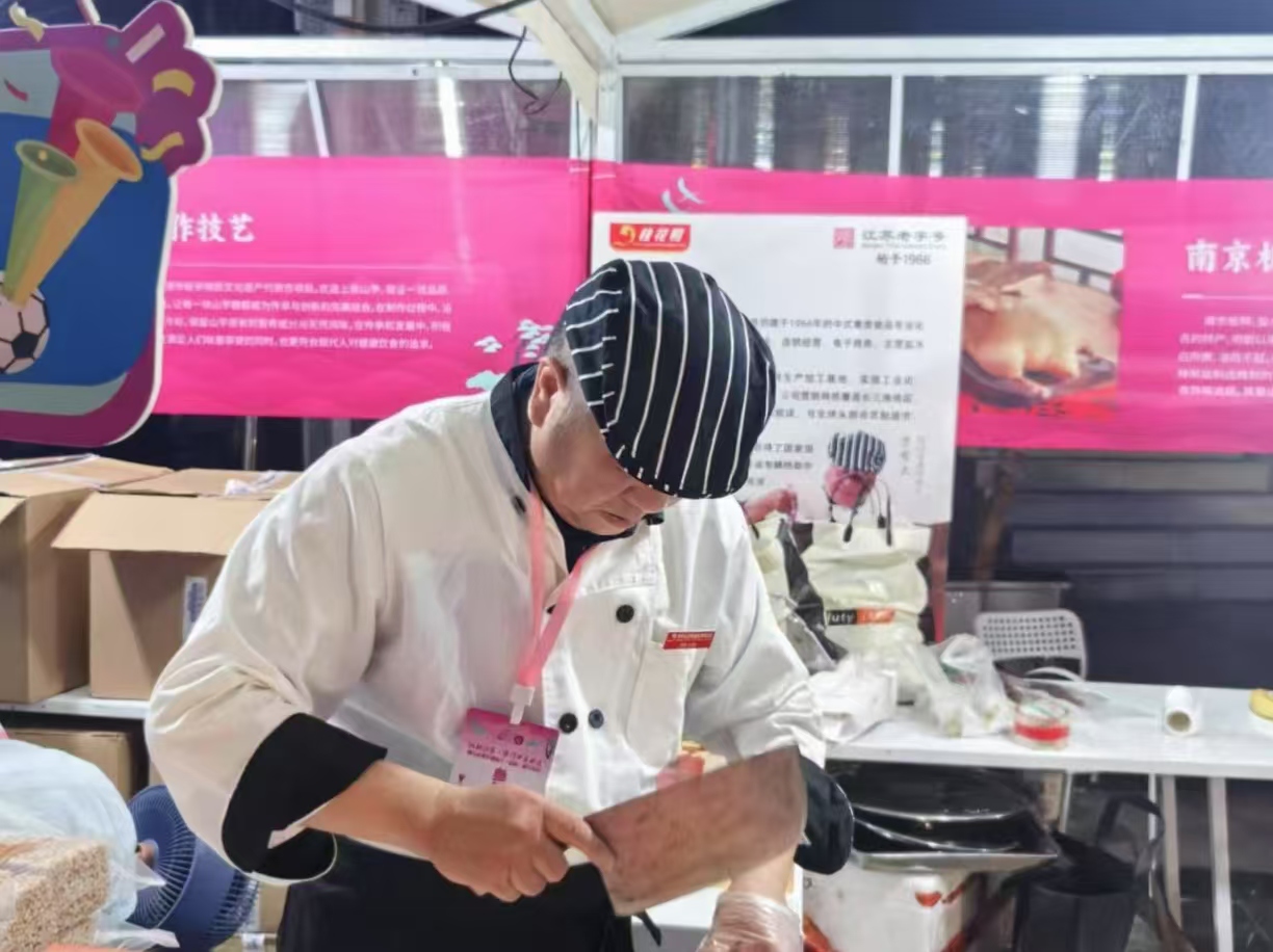 非遗火爆亮相苏超镇江主场！桂花鸭首席工艺师，省非物质文化遗产南京板鸭、盐水鸭制作技艺代表性传承人贾有文应邀出席！