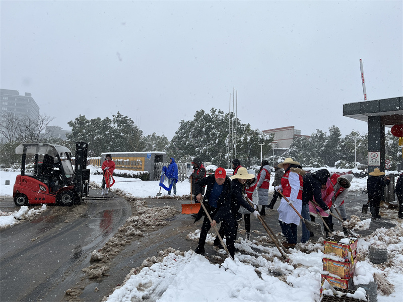 冬日扫雪暖人心