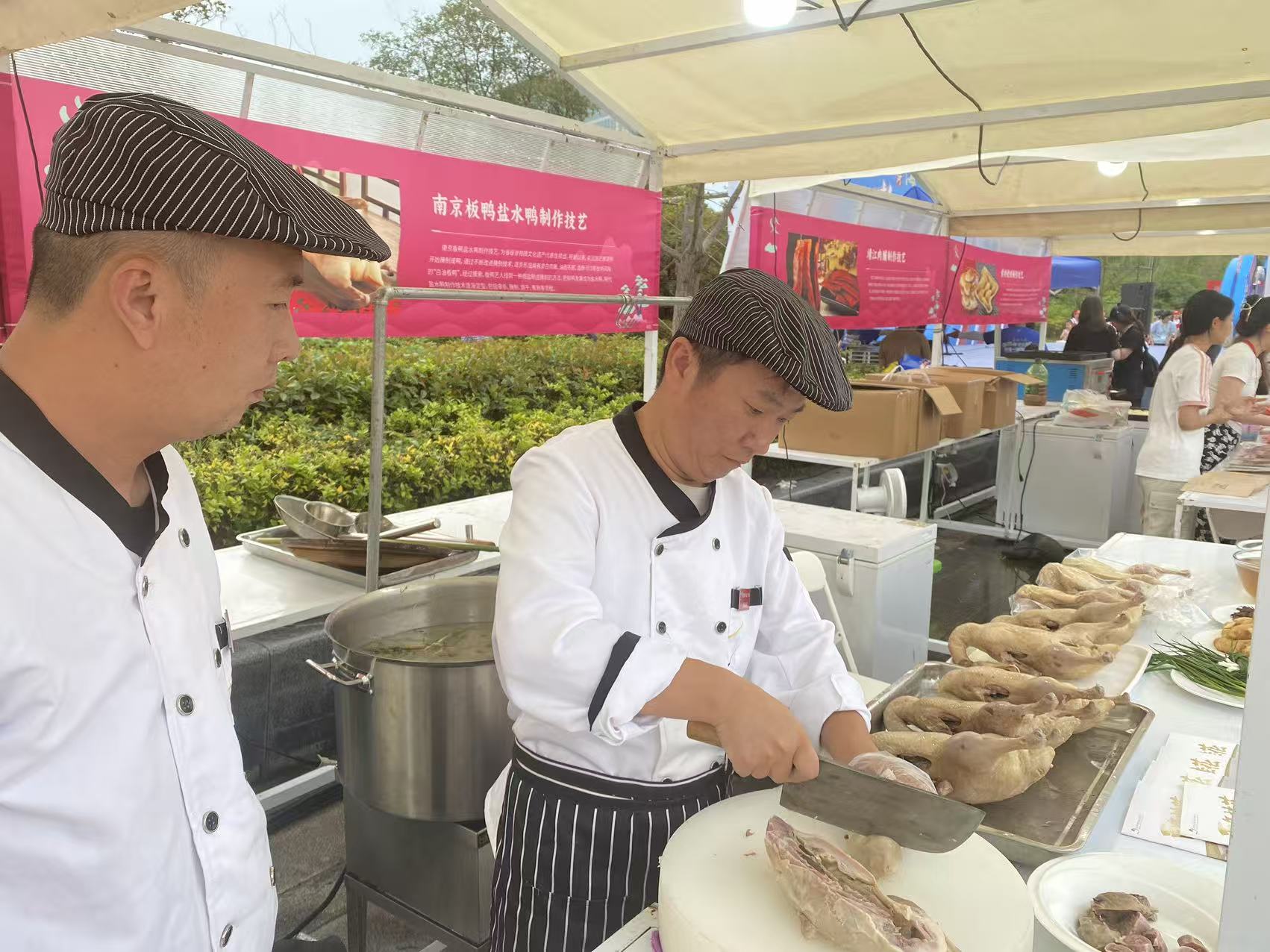 主场内外看”苏超”·优品市集丨桂花鸭首席工艺师、省非遗项目南京板鸭盐水鸭制作技艺代表性传承人贾有文应邀出席！
